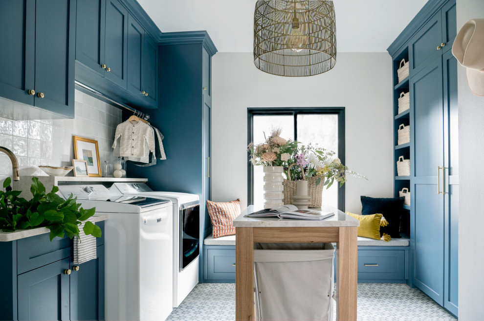 Foto de lavadero tradicional renovado con fregadero encastrado, puertas de armario azules, salpicadero blanco, paredes blancas, lavadora y secadora juntas y encimeras azules