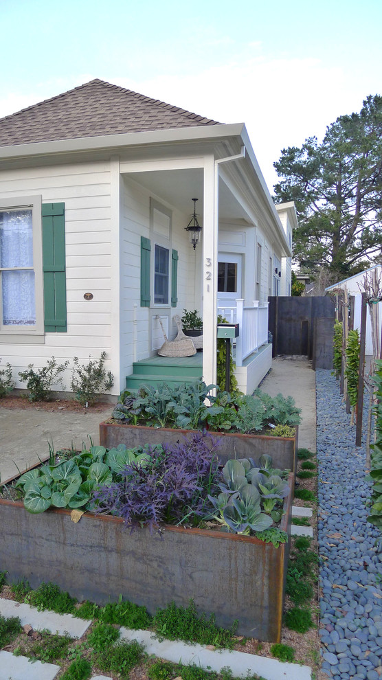 Contemporary front yard garden in San Francisco with a vegetable garden.