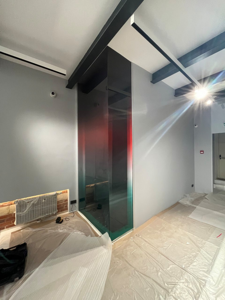 Стеклянное ограждение для технической шахты