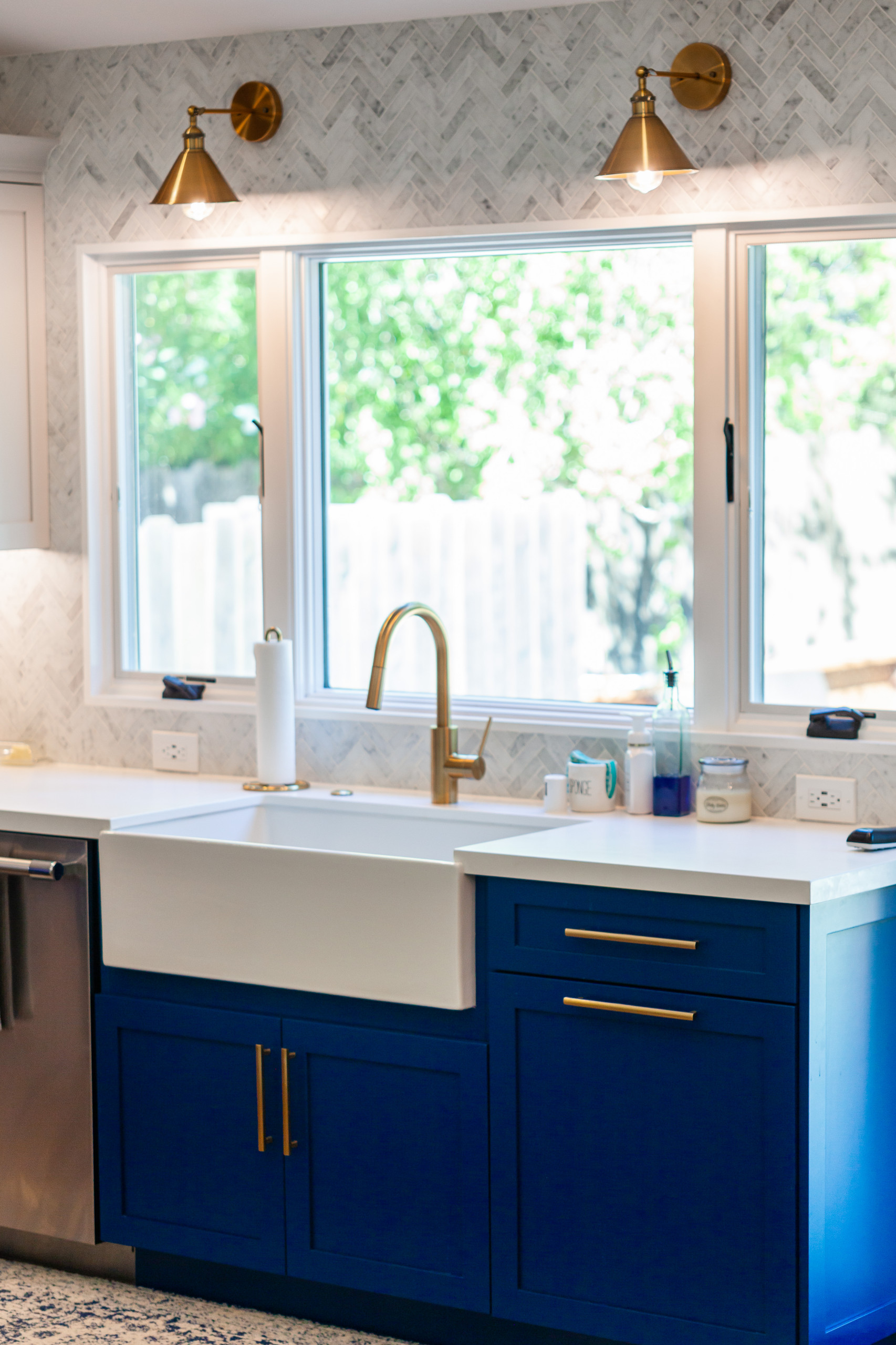 Stunning Kitchen w Blue Island