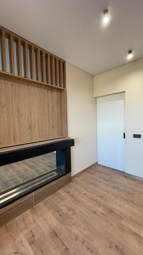 Брутальная квартира для холостяка с камином, вращающимся ТВ и девушкой