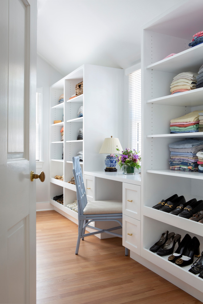 Ejemplo de armario vestidor de mujer tradicional pequeño con armarios con paneles empotrados, puertas de armario blancas, suelo de madera en tonos medios y suelo beige