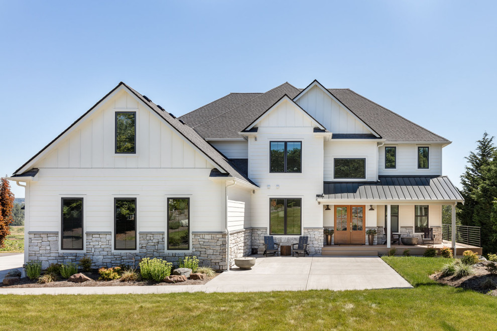 Стильный дизайн: двухэтажный, белый частный загородный дом среднего размера в современном стиле с полувальмовой крышей - последний тренд