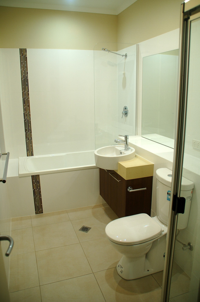 Kingfisher Lakes, Hervey Bay Modern Bathroom Sunshine Coast by Charlie Sprake Designer