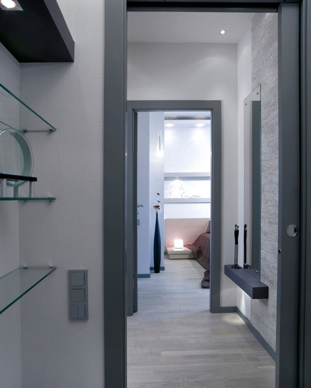 Очень лаконичная квартира в стиле минимализм.