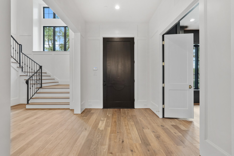Example of a transitional entryway design in Houston