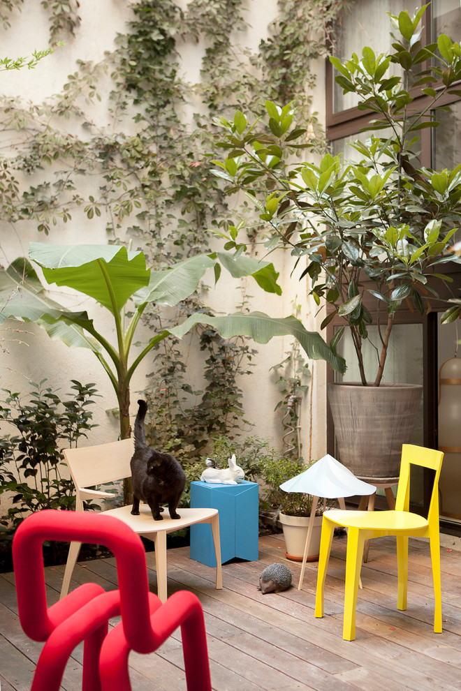Design ideas for a contemporary deck in Paris with a vertical garden.