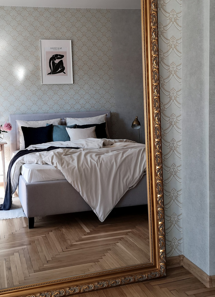 Foto de dormitorio contemporáneo con suelo de madera clara