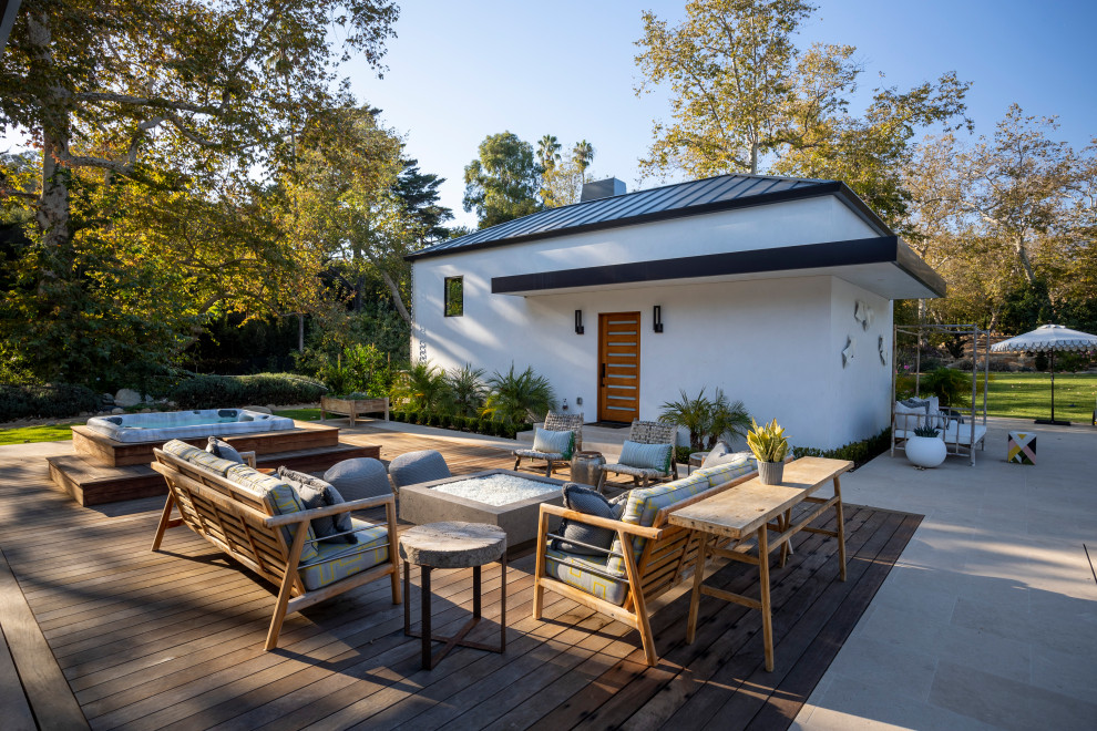 Design ideas for an expansive contemporary deck in Santa Barbara.