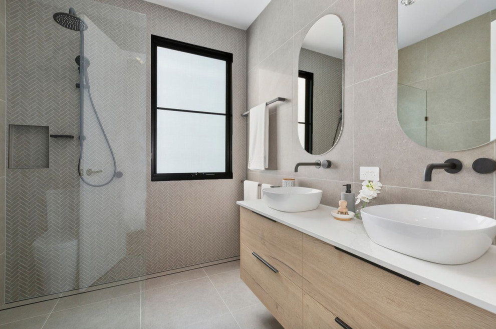 Design ideas for a mid-sized contemporary master bathroom in Gold Coast - Tweed.