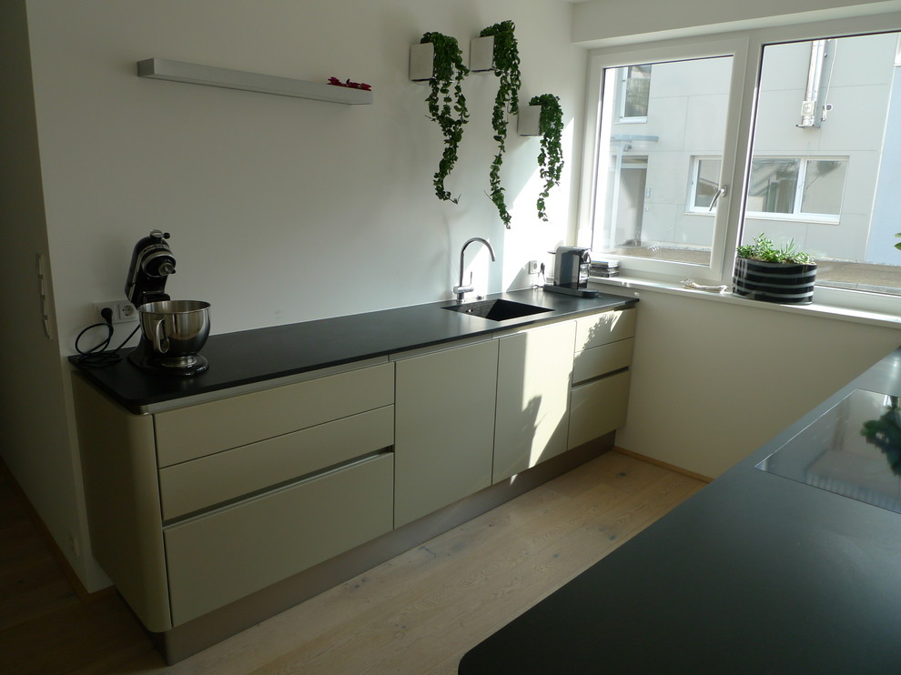 Example of a mid-sized minimalist home design design