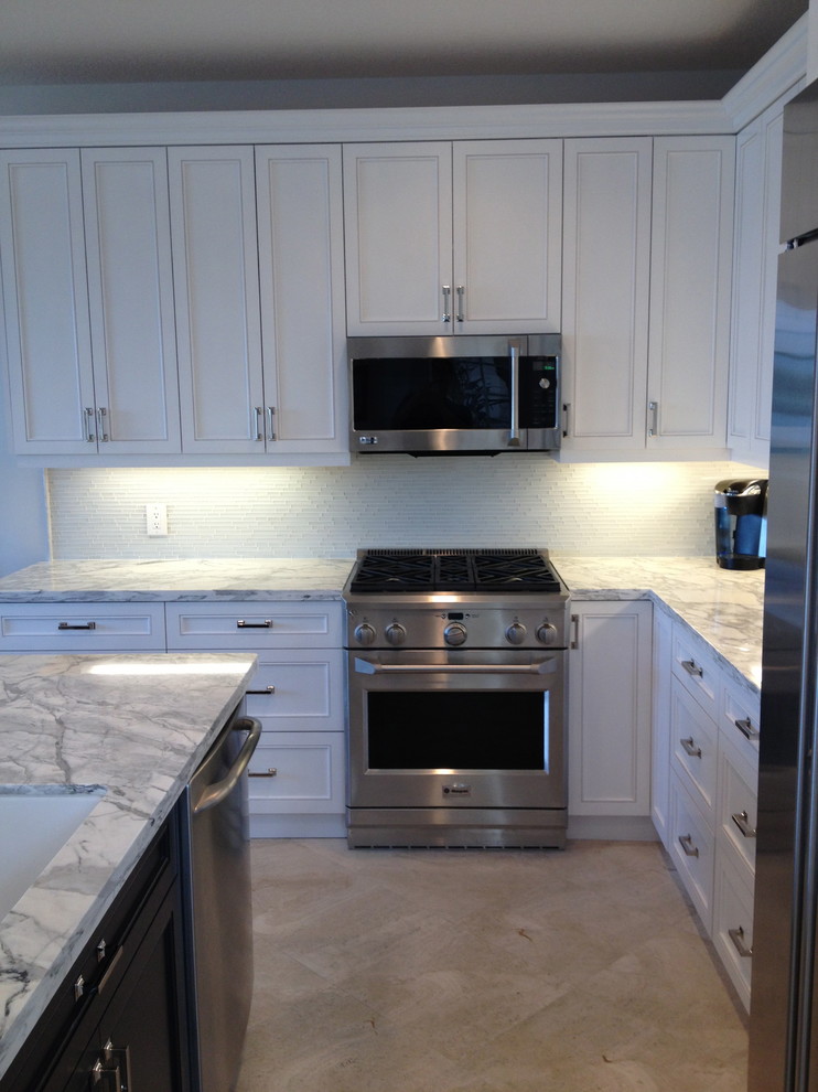 Open concept kitchen - mid-sized transitional u-shaped travertine floor and beige floor open concept kitchen idea in Miami with an undermount sink, shaker cabinets, white cabinets, marble countertops, multicolored backsplash, glass tile backsplash, stainless steel appliances and an island