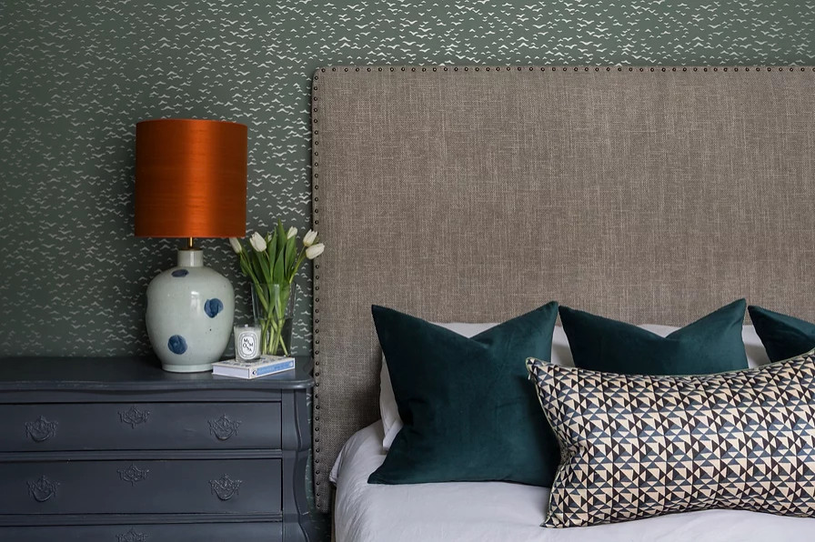 Modernes Hauptschlafzimmer mit grüner Wandfarbe und Tapetenwänden in Amsterdam