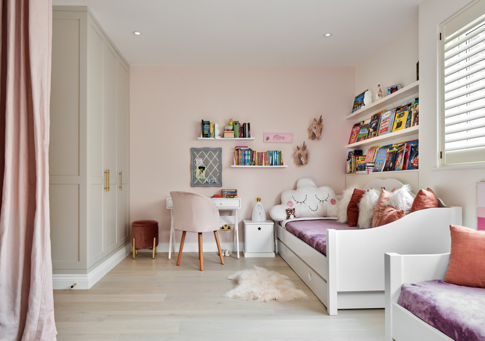 Idéer för att renovera ett vintage barnrum, med rosa väggar, ljust trägolv och beiget golv