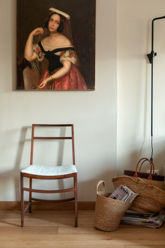 Ispirazione per un soggiorno minimal di medie dimensioni e aperto con pareti beige e parquet chiaro