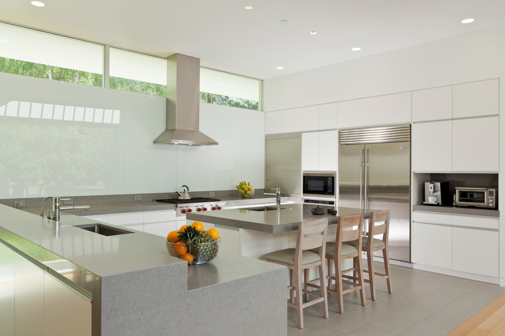 Inspiration for a large modern u-shaped kitchen in San Francisco with an undermount sink, flat-panel cabinets, white cabinets, stainless steel appliances, white splashback and with island.