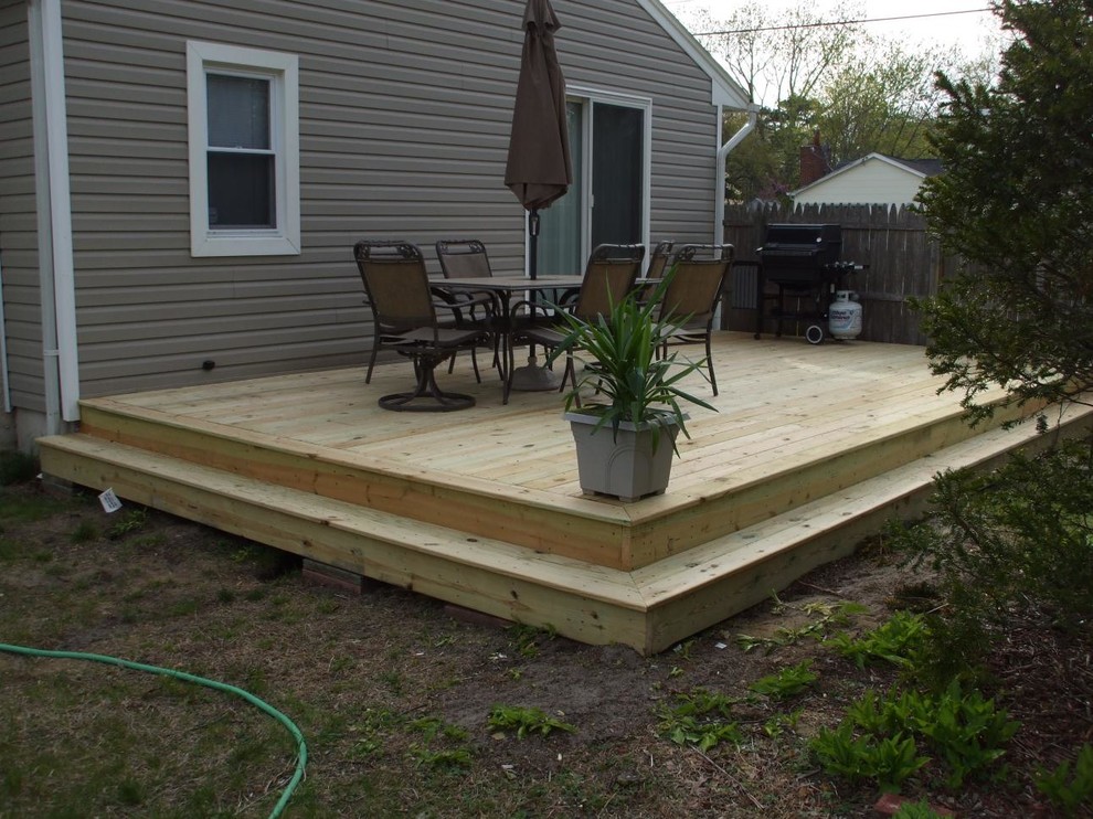 Example of a small classic backyard deck design