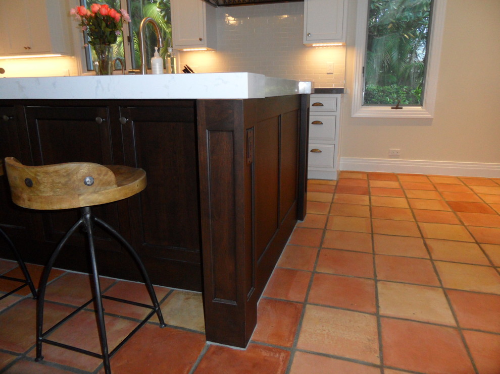 Inspiration for a large transitional l-shaped eat-in kitchen remodel in Miami with an undermount sink, shaker cabinets, white cabinets, quartz countertops, white backsplash, ceramic backsplash, stainless steel appliances and an island