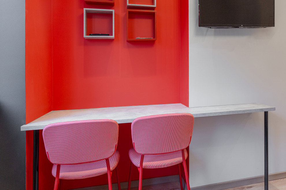 Студия с красными акцентами