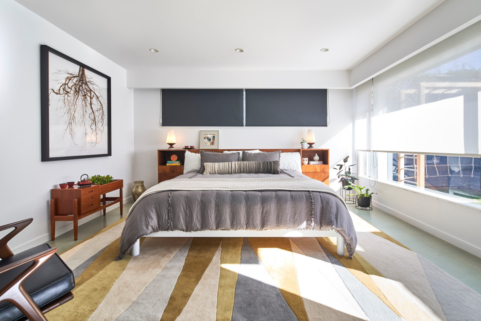 サンディエゴにある中くらいなミッドセンチュリースタイルのおしゃれな客用寝室 (白い壁、コルクフローリング、グレーの床)