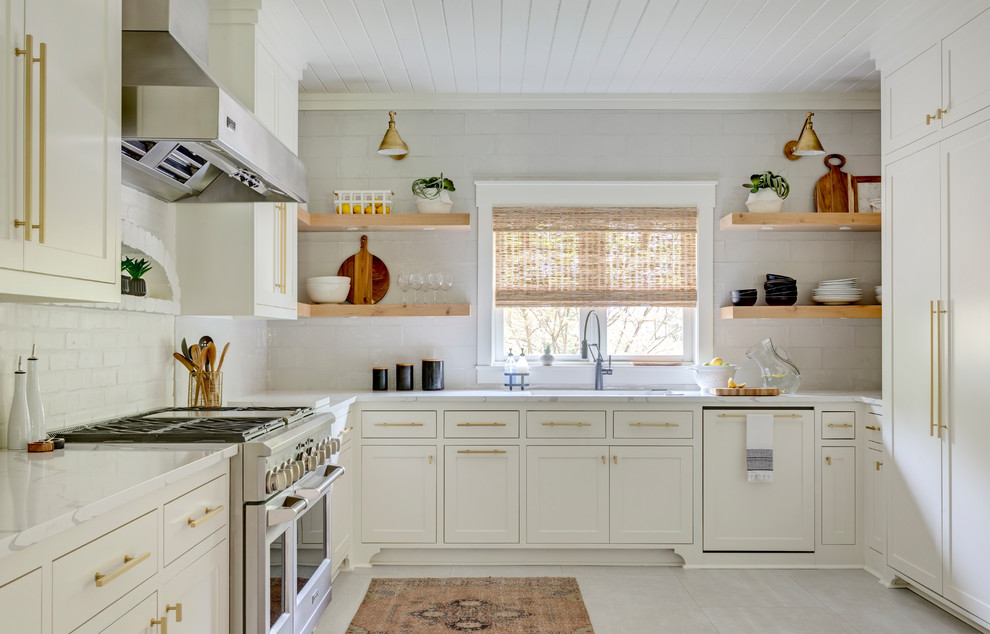 Example of a farmhouse kitchen design in Little Rock