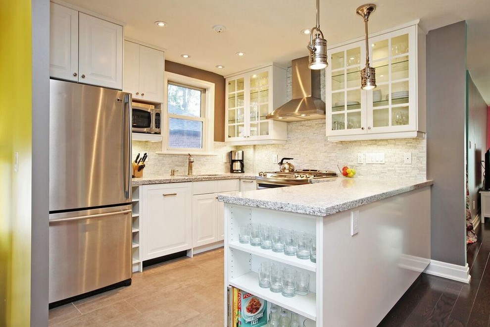 Kitchen - transitional kitchen idea in Toronto