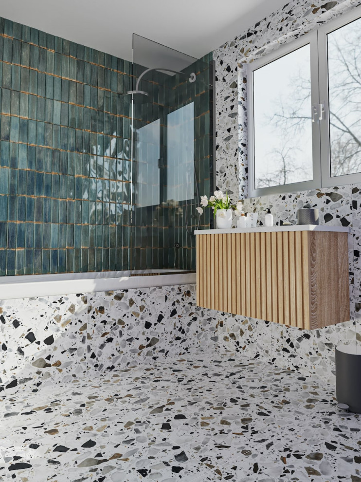 Immagine di una grande stanza da bagno moderna con pavimento alla veneziana