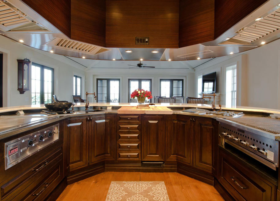 Example of a transitional kitchen design in Chicago