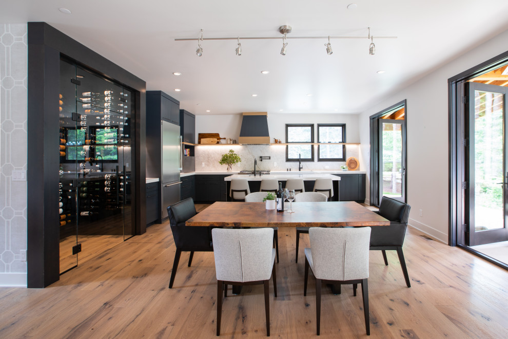 Mittelgroße Moderne Wohnküche mit weißer Wandfarbe, hellem Holzboden, braunem Boden und Tapetenwänden in Seattle