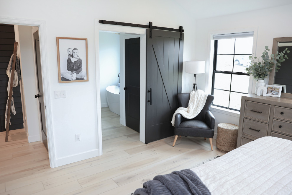 Immagine di una grande camera matrimoniale minimalista con pareti nere, pavimento in vinile, pavimento beige e boiserie
