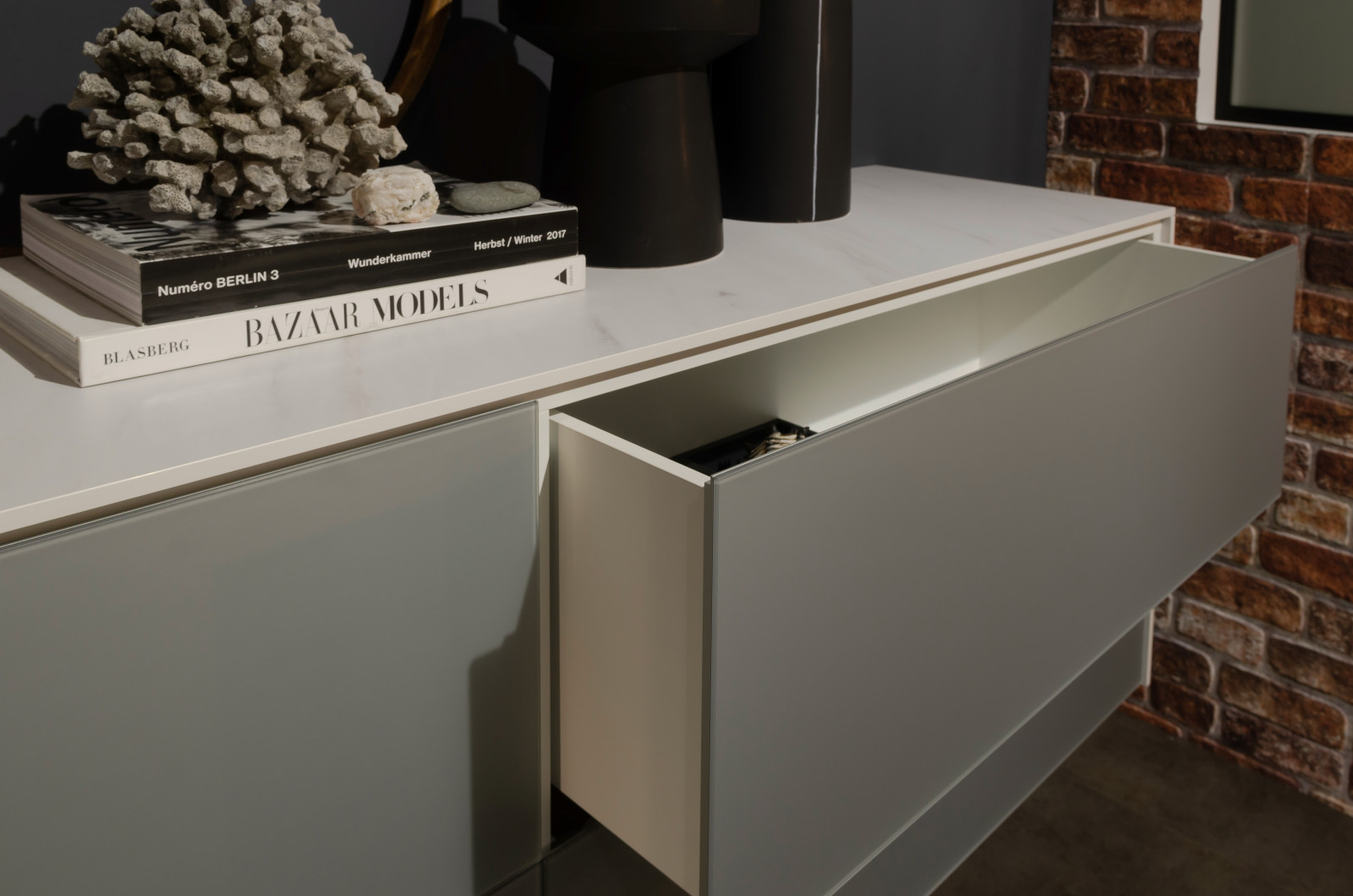 Серый комод raumplus с выставки IMM Cologne 2020