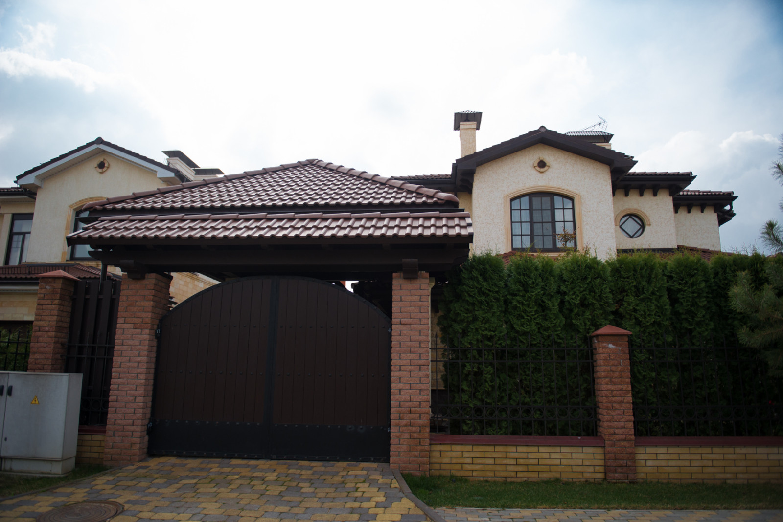 Реконструкция крыши и строительство навеса и веранды в поселке Екатериновка