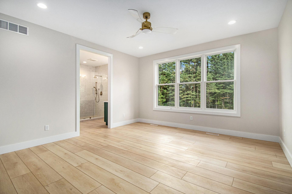 Cette image montre une chambre parentale minimaliste de taille moyenne avec un mur gris, un sol en vinyl et un sol jaune.