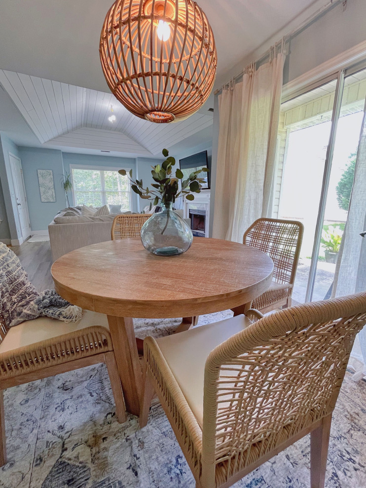 Esempio di una piccola sala da pranzo stile marino con pareti blu, pavimento in vinile, pavimento marrone e soffitto in perlinato