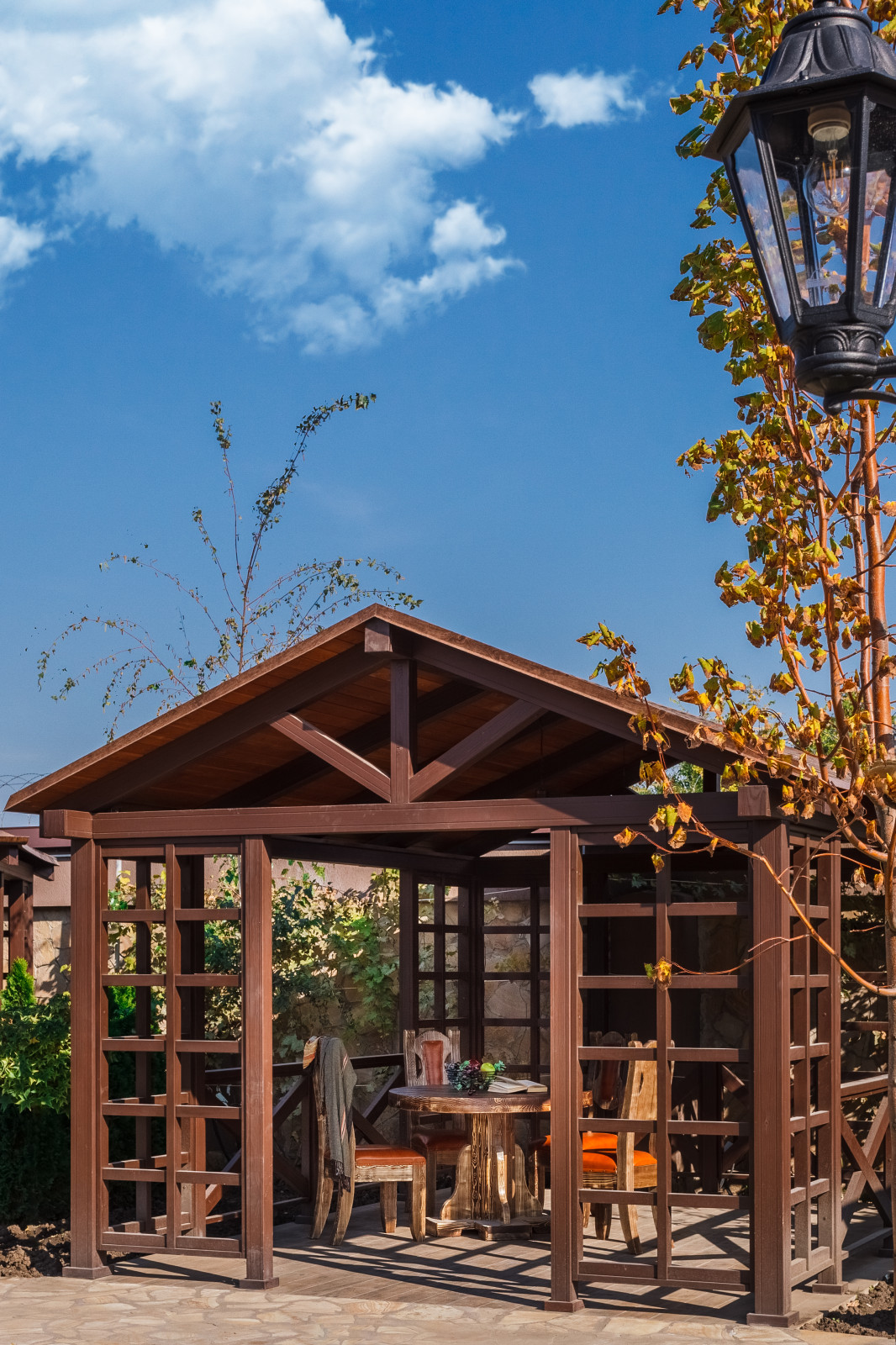 Отель "МАСК". Беседка на территории.