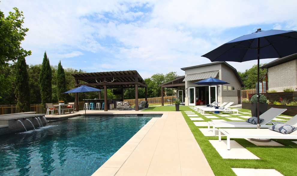 Trendy pool photo in Austin