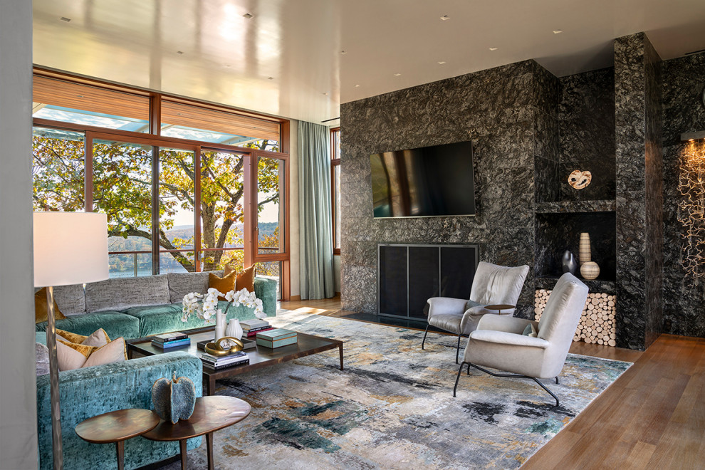 Ispirazione per un soggiorno design di medie dimensioni e aperto con pareti multicolore, pavimento in legno massello medio, camino classico e TV a parete