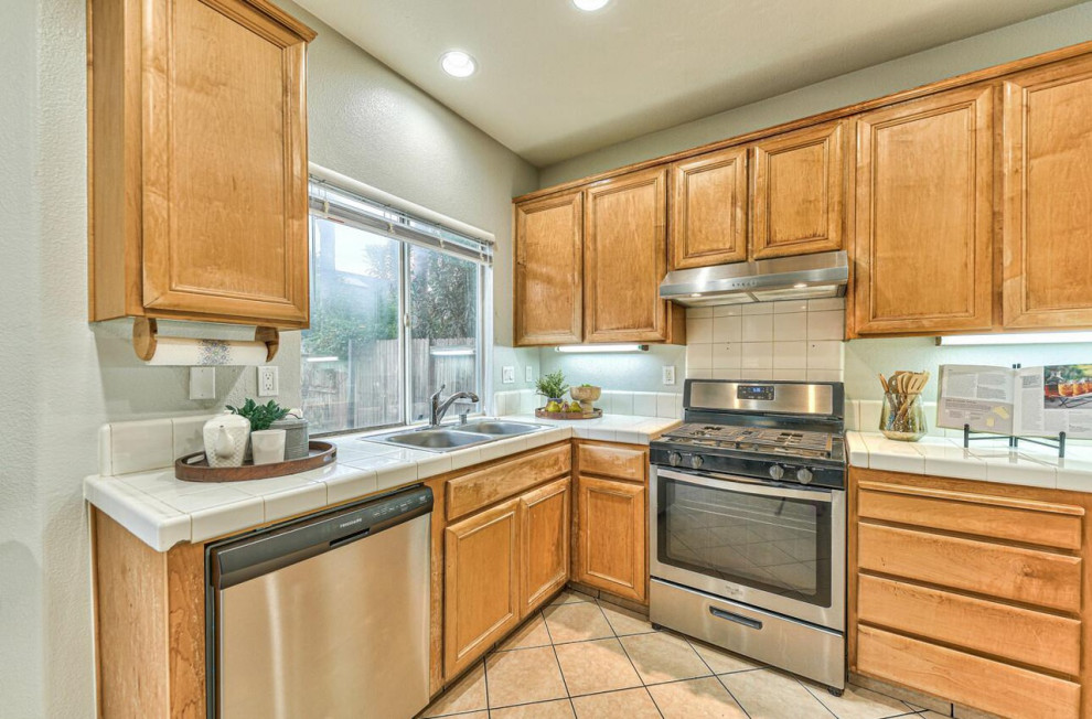 Kitchen - transitional kitchen idea