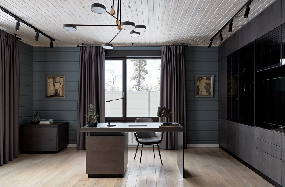 Idées déco pour un bureau contemporain en bois de taille moyenne avec un mur bleu, un sol en bois brun, un bureau indépendant, un sol marron et un plafond en bois.