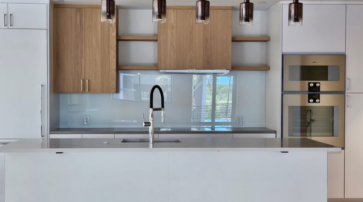 GLASS BACKSPLASH