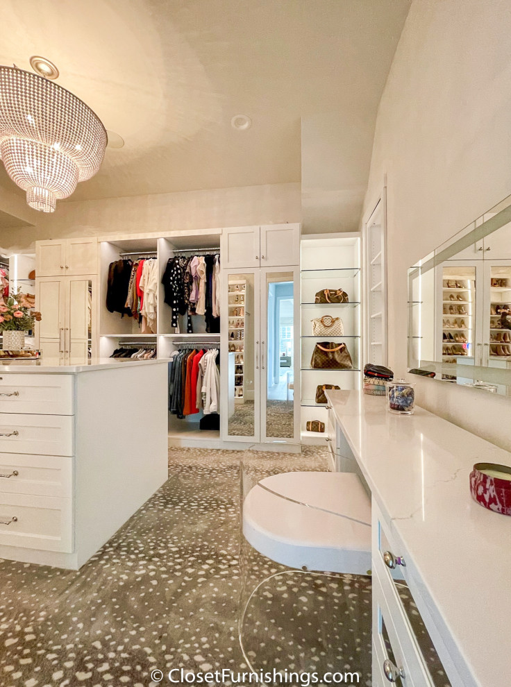 Imagen de armario vestidor de mujer actual grande con armarios con paneles empotrados, puertas de armario blancas, moqueta y suelo beige