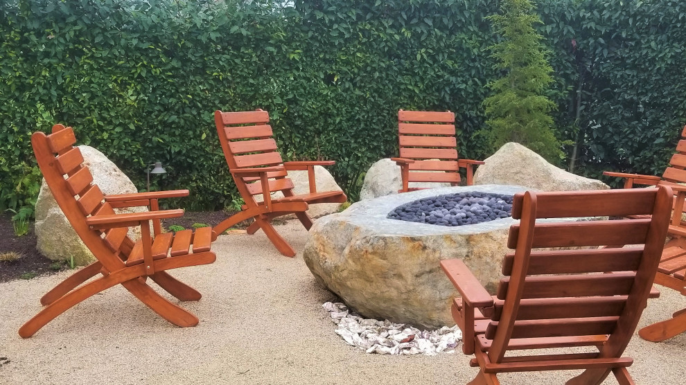 Diseño de jardín de secano mediterráneo en verano en patio trasero con brasero, exposición total al sol y granito descompuesto