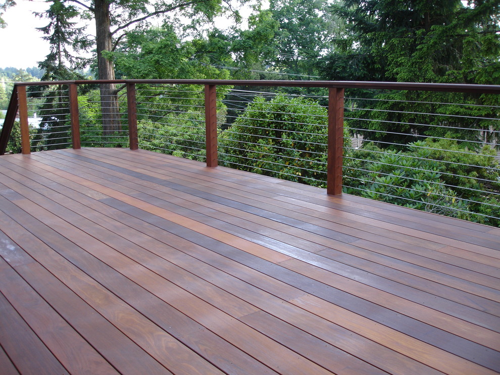 Design ideas for a mid-sized contemporary side yard deck in Portland with no cover.
