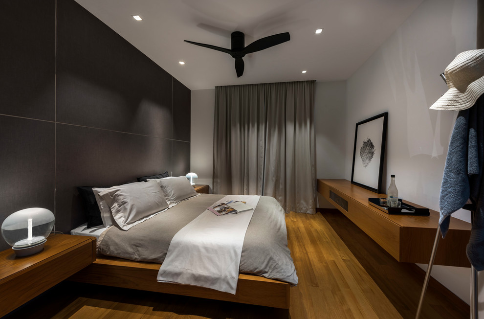 Inspiration for a modern bedroom in Singapore.