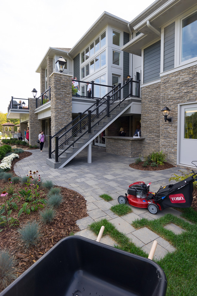 Photo of a large transitional partial sun front yard mulch garden path.