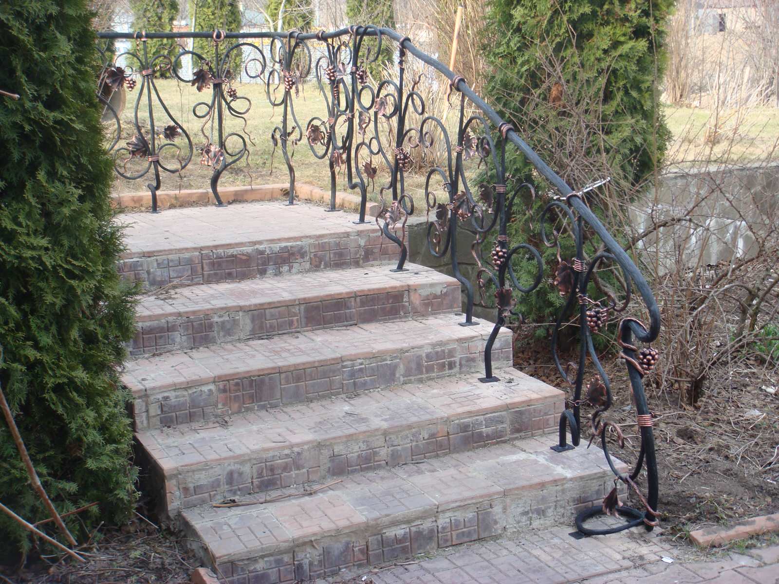 Кованые ограждения в саду, г. Звенигород