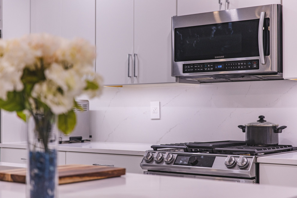 Moderne Wohnküche mit Einbauwaschbecken, Küchenrückwand in Beige, Küchengeräten aus Edelstahl, zwei Kücheninseln und weißer Arbeitsplatte in Washington, D.C.