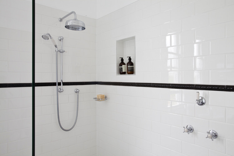 Photo of a midcentury bathroom in Sydney.