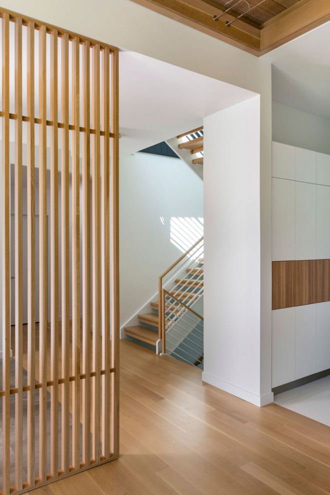 Стильный дизайн: лестница среднего размера в стиле ретро с металлическими перилами - последний тренд