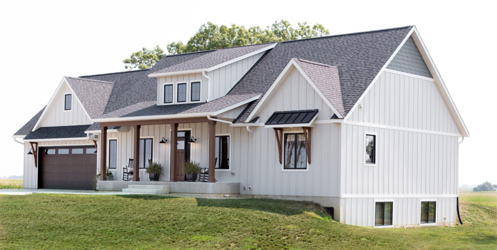 Einstöckiges Landhausstil Einfamilienhaus mit grauer Fassadenfarbe in Sonstige
